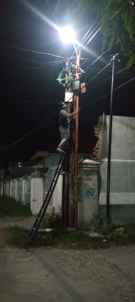 Tim Teknis PT Lipu'u Digital Network Lakukan Penarikan Kabel Distribusi di Kota Gorontalo
